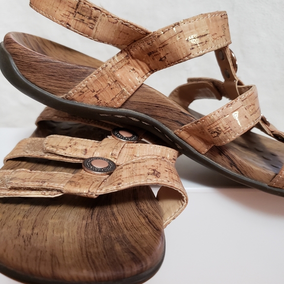 Vionic Yasmin II sandals.  Size US 7, UK 38 - Picture 2 of 9